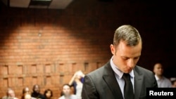 Oscar Pistorius, dit "Blade Runner", lors de son procès pour le meutre de sa petite amie (Reuters)  