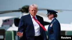 特朗普总统从安德鲁斯联合基地启程前往内华达州拉斯维加斯进行访问。(2026年4月16日)