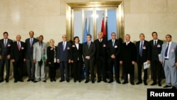 Mpatanishi maalumu wa Umoja wa Mataifa kwa Libya, Bernardino Leon (C) akiwa na wajumbe wenzake huko Geneva.