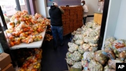 Пожертви їжі для американців, які постраждали через пандемію COVID-19, штат Массачусетс, 28 квітня 2020 (AP Photo/Charles Krupa)