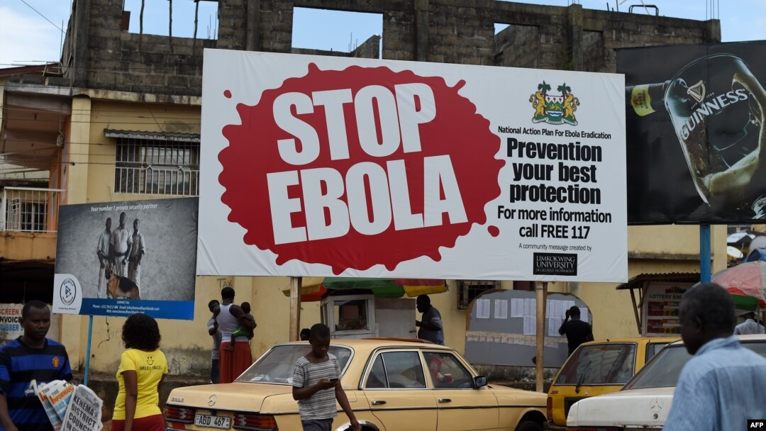 Sebuah papan pengumuman "Stop Ebola" dipasang di kota Freetown, Sierra Leone (foto: dok).