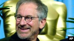 Steven Spielberg, nominé dans la catégorie du meilleur réalisateur pour "Munich" pose à Beverly Hills, Californie le 13 février 2006.