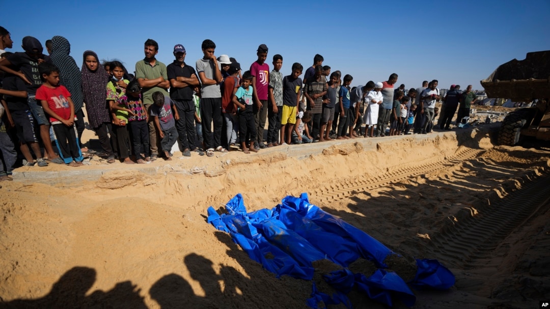 Palestinci sahranjuju poginule pposle izraelskih vojnih operacija u Kan Junisu u Gazi, 26. septembra 2024. (Foto: AP)