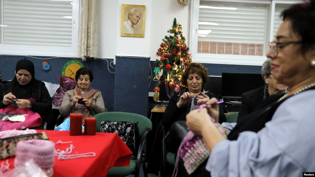 Para perempuan menghadiri pelatihan menyulam dan kerajinan tangan menjelang Natal di Nazaret, kota di utara Israel, 6 Desember 2018.