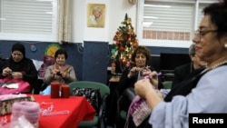 Para perempuan menghadiri pelatihan menyulam dan kerajinan tangan menjelang Natal di Nazaret, kota di utara Israel, 6 Desember 2018.