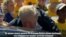 Президент Трамп раздает еду пострадавшим