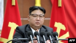 김정은 북한 국무위원장이 지난달 노동당 제8기 제9차 전원회의에서 발언하고 있다. 조선중앙통신이 공개한 장면. (자료사진)