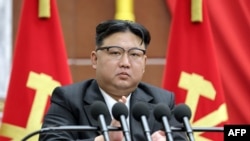 Imagen del presidente de Corea de Norte, Kim Jong Un, fue divulgada por la Agencia Central de Noticias Coreana (KCNA) y tomada el 31 de diciembre de 2023 en la novena sesión plenaria del octavo Comité Central del Partido de los Trabajadores de Corea (WPK). 