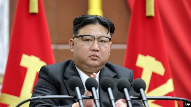 김정은 북한 국무위원장이 지난달 노동당 제8기 제9차 전원회의에서 발언하고 있다. 조선중앙통신이 공개한 사진. (자료사진)