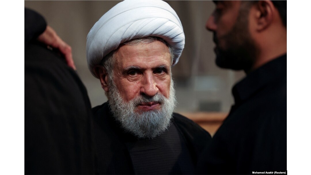 Wakil pemimpin Hizbullah Lebanon, Sheikh Naim Qassem, menyampaikan belasungkawa atas tewasnya komandan senior Hizbullah, Fuad Shukr akibat serangan Israel di Beirut, Lebanon, 2 Agustus 2024. (Foto: Mohamed Azakir/REUTERS)