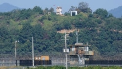 대한민국 파주에서 바라본 북한 측 비무장지대(DMZ) 감시초소(GP, 위)와 한국 측 감시초소(아래)의 모습. (자료사진)