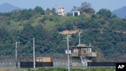 대한민국 파주에서 바라본 북한 측 비무장지대(DMZ) 감시초소(GP, 위)와 한국 측 감시초소(아래)의 모습. (자료사진)