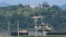 대한민국 파주에서 바라본 북한 측 비무장지대(DMZ) 감시초소(GP, 위)와 한국 측 감시초소(아래)의 모습. (자료사진)