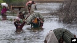 পাকিস্তানের প্রধানমন্ত্রী দেশে বন্যার কারণে তার যুক্তরাষ্ট্র সফর বাতিল করেছেন