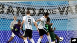 Marcos Rojo, de Argentina, segundo desde la derecha, marca su segundo gol durante el encuentro del grupo D con Nigeria, en la Copa Mundial 2018, en San Petersburgo, Rusia. Martes, 26 de junio de 2018. (AP Photo/Petr David Josek)