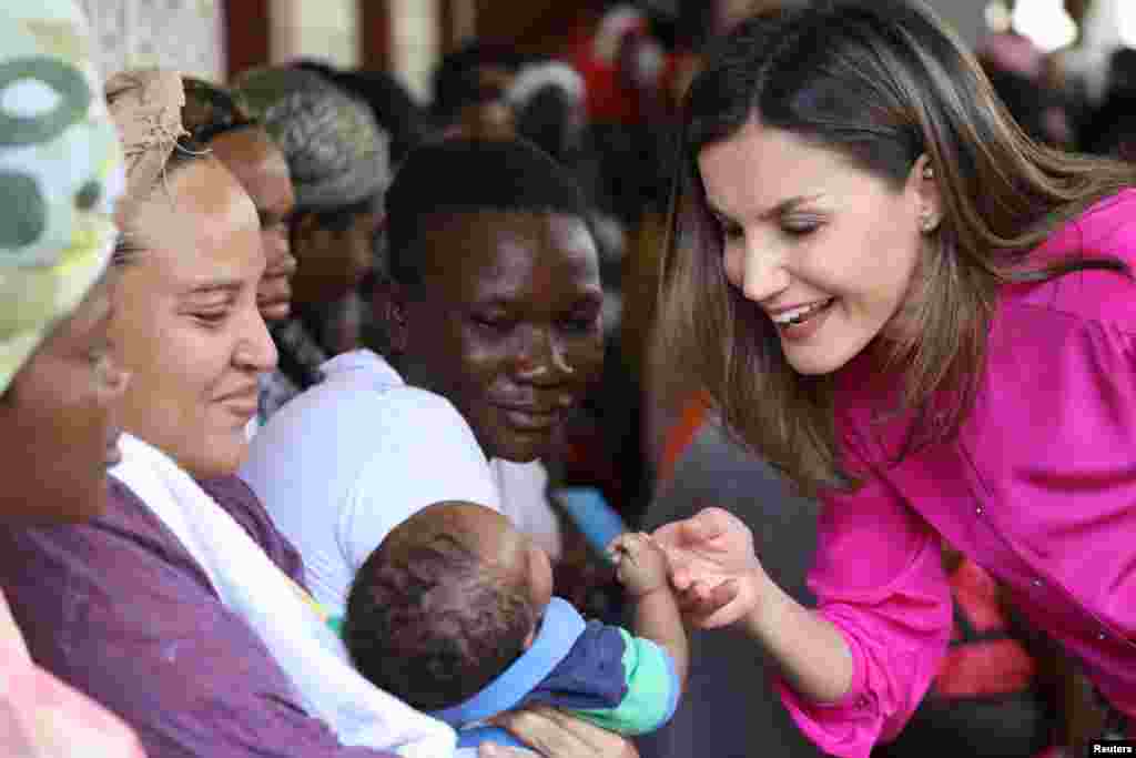 Rèn Espanyòl la Letizia kap jwe ak yon ti bebe pandan vizit li nan Sant Sè yo nan Saint Vincent de Paul nan Site Solèy, Pòtoprens, Ayiti, 23 me, 2018. REUTERS/Andres Martinez Casares - RC131CB294B0