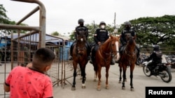 Policías montados custodian la Penitenciaría del Litoral, en Guayaquil, Ecuador, el 15 de noviembre de 2021, después de un motín carcelario que dejó 61 muertos.