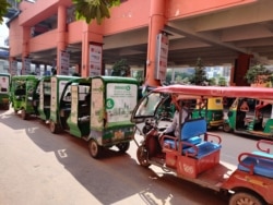 Rows of e-rickshaws can be seen outside a metro station. India now has over one million such vehicles. (A. Pasricha/VOA)