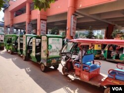 Rows of e-rickshaws can be seen outside a metro station. India now has over one million such vehicles. (A. Pasricha/VOA)