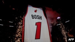 Le maillot de Chris Bosh exposé lors de la cérémonie de retrait de son numéro de l'équipe de Miami, USA le 26 mai 2019.