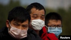 Orang-orang yang datang dari provinsi Hubei menunggu di pos pemeriksaan di Jembatan Sungai Jiujiang Yangtze di Jiujiang, provinsi Jiangxi, China, ketika negara itu dilanda wabah virus corona baru, 1 Februari 2020. (Foto: Reuters)