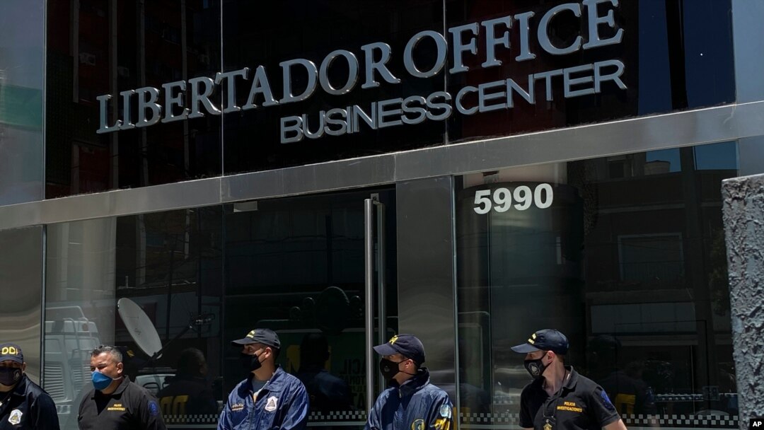 Agentes de policía en las afueras del consultorio del neurólogo Leopoldo Luque, médico personal del fallecido Diego Maradona, en Buenos Aires, el domingo 29 de noviembre de 2020. 