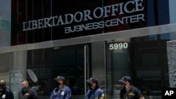 Agentes de policía en las afueras del consultorio del neurólogo Leopoldo Luque, médico personal del fallecido Diego Maradona, en Buenos Aires, el domingo 29 de noviembre de 2020. 