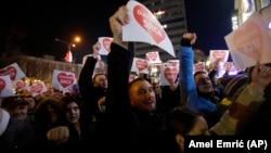 Učesnici mirnih demonstracija u Banjaluci 26. decembra 2018. (Foto: AP/Amel Emrić)