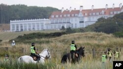 Polisi berpatroli di dekat klub golf Turnberry, Skotlandia, Sabtu, 14 Juli 2018. . (Foto AP / Peter Morrison)