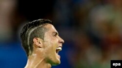 Cristiano Ronaldo célèbre après la victoire du Portugal, son équipe, en match de demi-finale de l’Euro 2016 contre le Pays de Galles, au Stade de Lyon à Lyon, France, 06 Juillet 2016. epa/ MIGUEL A. LOPES