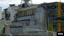 El reactor número 4 que explotara hacer 25 años en Chernobyl y el monumento en memoria de los que fallecieron y que fue construido en 2006.