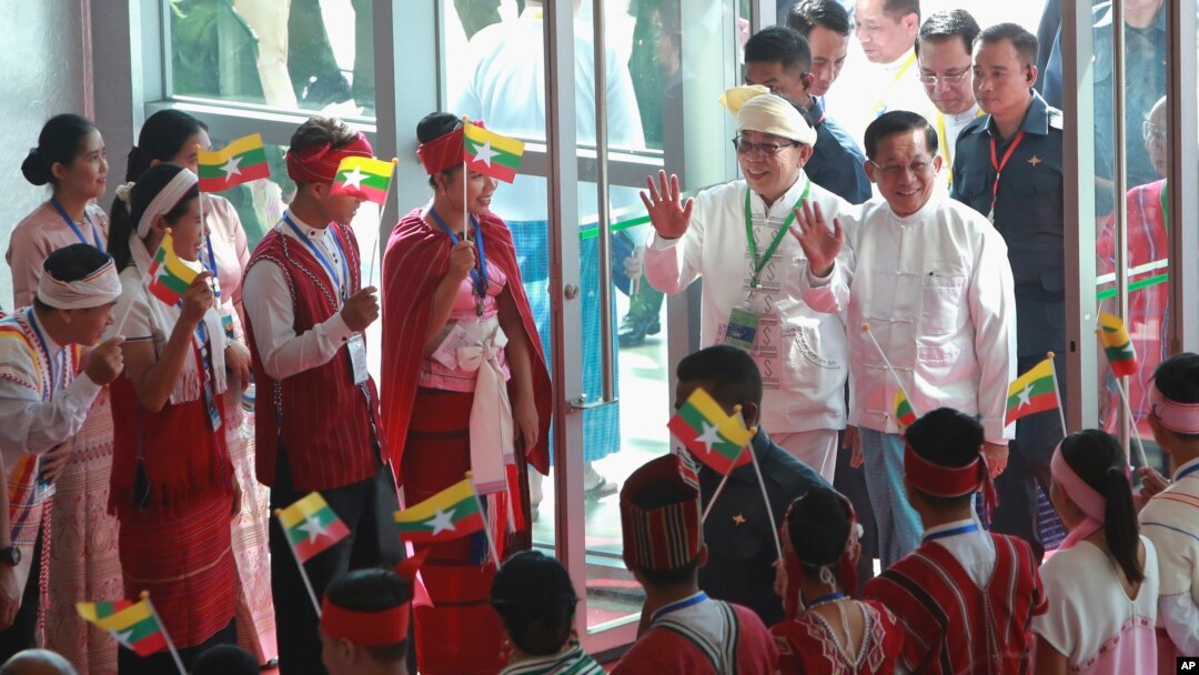 Jenderal Senior Min Aung Hlaing, kepala dewan militer Myanmar (kanan tengah) dan Ketua Dewan Restorasi Negara Bagian Shan-RCSS (SSA) Sao Yawd Serk menghadiri peringatan perjanjian gencatan senjata, di Naypyitaw, Myanmar, Minggu, 15 Oktober 2023. (Foto: Aung Shine Oo/AP Photo)