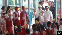 Jenderal Senior Min Aung Hlaing, kepala dewan militer Myanmar (kanan tengah) dan Ketua Dewan Restorasi Negara Bagian Shan-RCSS (SSA) Sao Yawd Serk menghadiri peringatan perjanjian gencatan senjata, di Naypyitaw, Myanmar, Minggu, 15 Oktober 2023. (Foto: Aung Shine Oo/AP Photo)