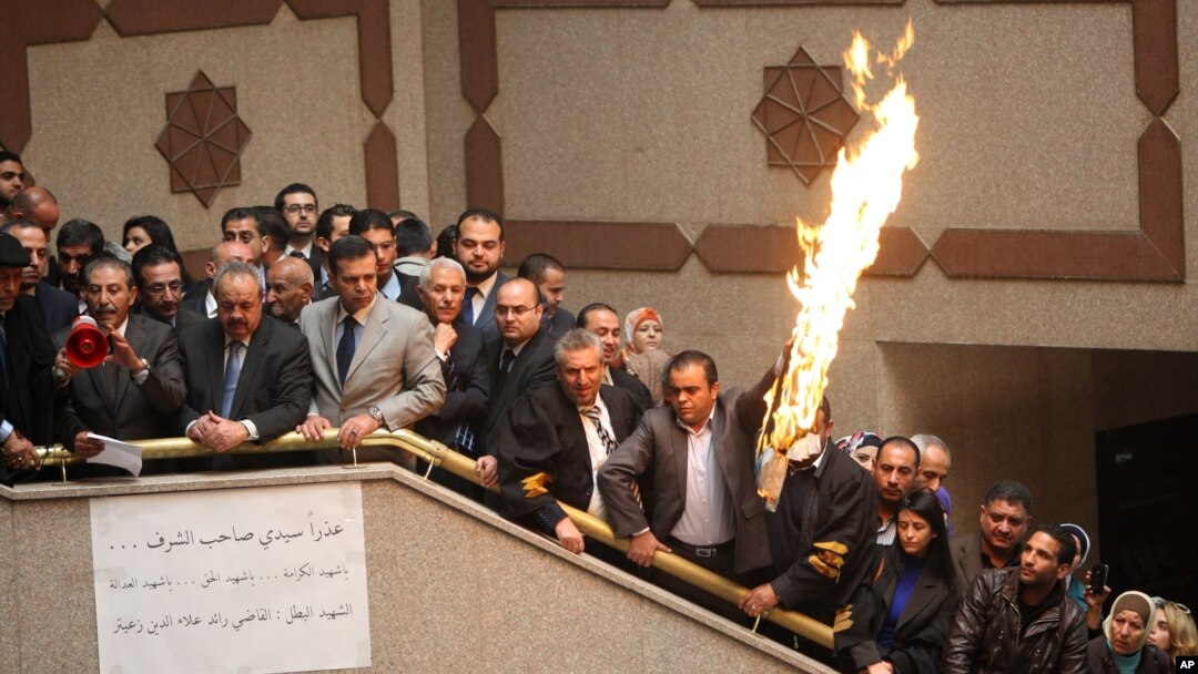 Para pengacara dan hakim Yordania membakar bendera Israel di Gedung Kehakiman untuk menuntut pemerintah mendeportasi dubes Israel dan membebaskan Ahmed Daqamseh, untuk memprotes pembunuhan hakim Yordania oleh tentara Israel, di Amman, Yordania. (Foto: Dok)