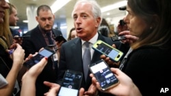 Le sénateur Bob Corker parle aux reporters à Washington DC, le 19 octobre 2017.