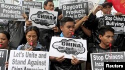 Demonstran dari kelompok aktivis Konfiderasi Buruh Sosialista Nasional dalam sebuah aksi protes mengenai konflik sengketa Laut China Selatan dengan China, di luar Konsulat China di Makati City, Manila (10/7).