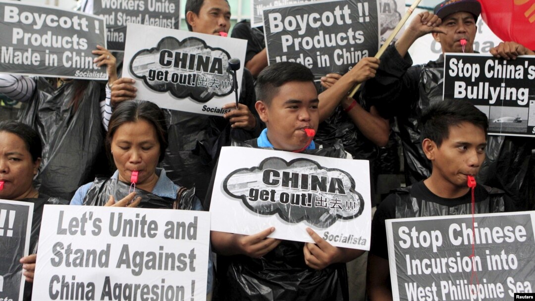 Người Philippines biểu tình thổi còi bên ngoài Lãnh sự quán Trung Quốc tại thành phố Makati, Manila, ngày 10/7/2015.