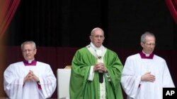 Paus Fransiskus merayakan misa peringatan untuk penyandang cacat dan orang sakit di Lapangan Santo Petrus di Vatikan (12/6). Vatikan. (foto: AP Photo/Alessandra Tarantino)