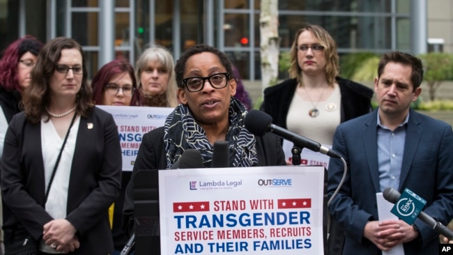 Pengacara negara bagian Washington La Rond Baker memberi keterangan pers terkait pelarangan bagi kaum transgender untuk bergabung di dinas militer, di Seattle, 27 Maret 2018. (Foto: Stephen Brashear/AP Photo, arsip)