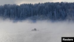 Dua pria mendayung perahu di Sungai Yenisei dekat hutan Siberia di Krasnoyarsk, Rusia. (Foto: Dok)