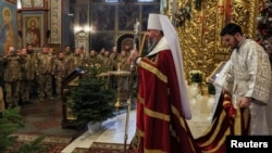 Prajurit Ukraina terlihat di Katedral Mikhailovsky Zlatoverkhy saat erayaan Natal Ortodoks di pusat Kyiv. (Foto: Reuters)