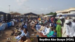 Des sénégalais célébrent la Tabaski ce vendredi 1er septembre 2017 à Dakar. (VOA/Seydina Aba Gueye)