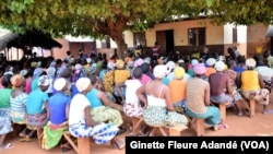 Des femmes béninoises en quête de financement pour l'auto-entreprenariat, à Cotonou, au Bénin, le 26 avril 2021. 