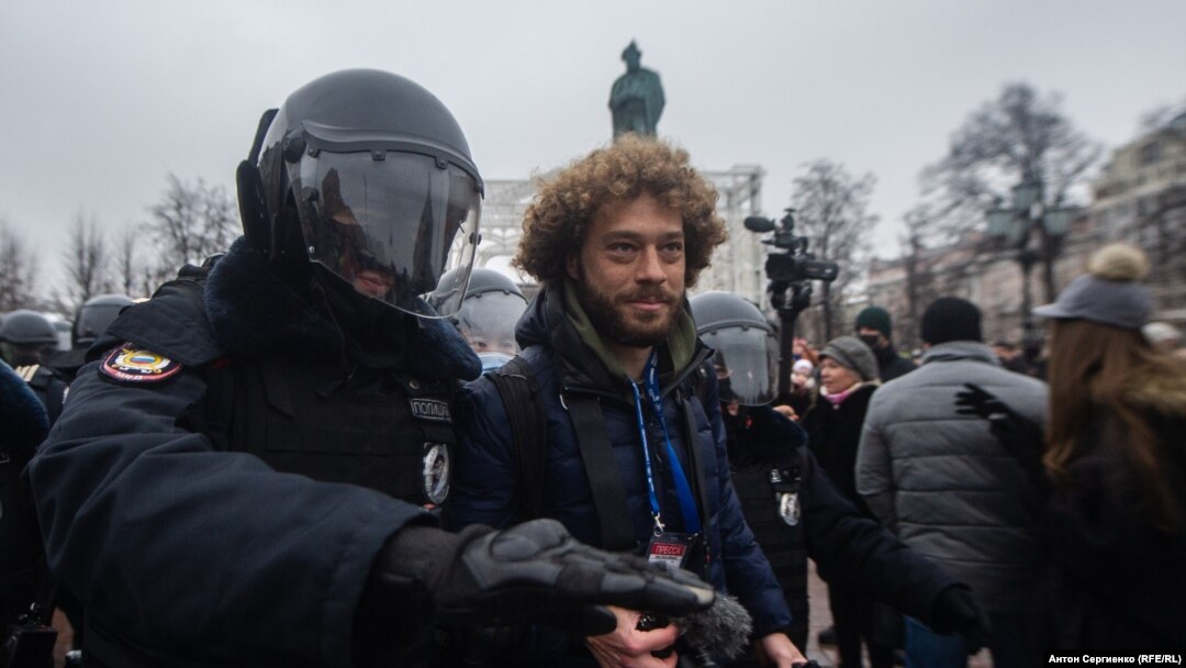 Полицейские задержания участников протестов в поддержку Алексея Навального. В центре - журналист и видеоблогер Илья Варламов. 23 января 2021 г.