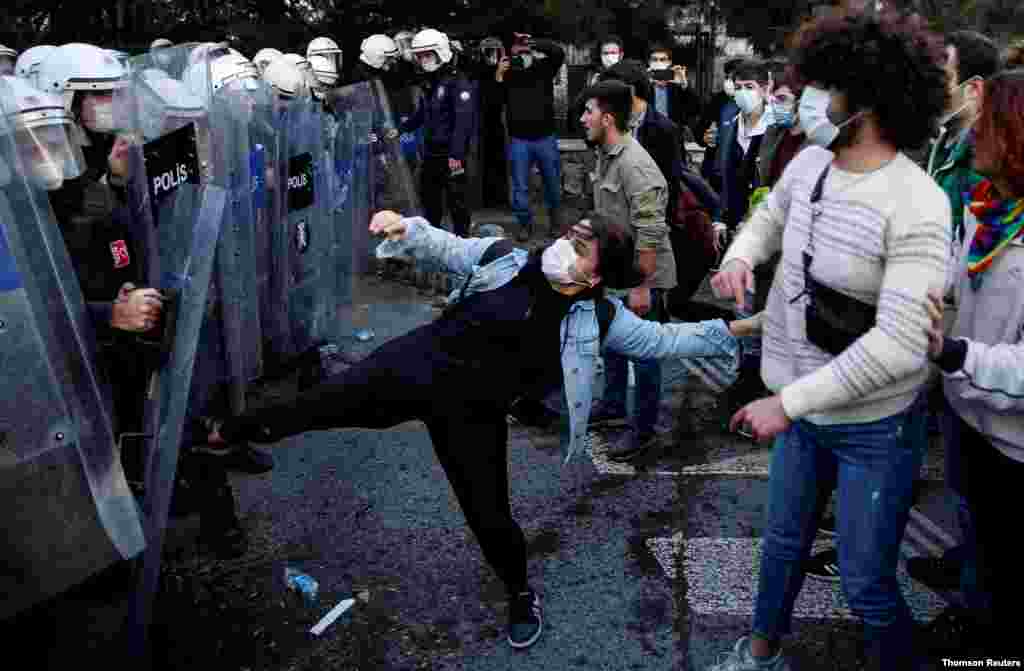 터키 이스탄불의 보가지시 대학 학생들이 레제프 타이이프 에르도안 대통령의 총장 임명에 항의하며 경찰과 충돌했다. 