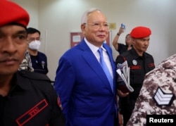 Mantan PM Malaysia Najib Razak dikawal petugas penjara usai persidangan di Kuala Lumpur, 19 Januari 2024. (Foto: REUTERS/Hasnoor Hussain)