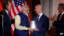 Indian Prime Minister Narendra Modi, second from left presents the Global Leadership Award to Amazon Founder and CEO Jeff Bezos, during the U.S.-India Business Council 41st Annual Leadership Summit, Tuesday, June 7, 2016 in Washington. (AP Photo/Alex Brandon)