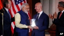 PM India Narendra Modi menyerahkan penghargaan pemerintah India 'Global Leadership award' kepada pendiri dan CEO Amazon, Jeff Bezos dalam KTT di Washington, Selasa (7/6).