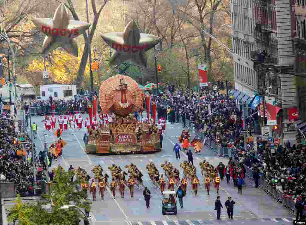 Opening Macy&#39;s stars balloons fly during the 95th Macy&#39;s Thanksgiving Day Parade in Manhattan, New York City.