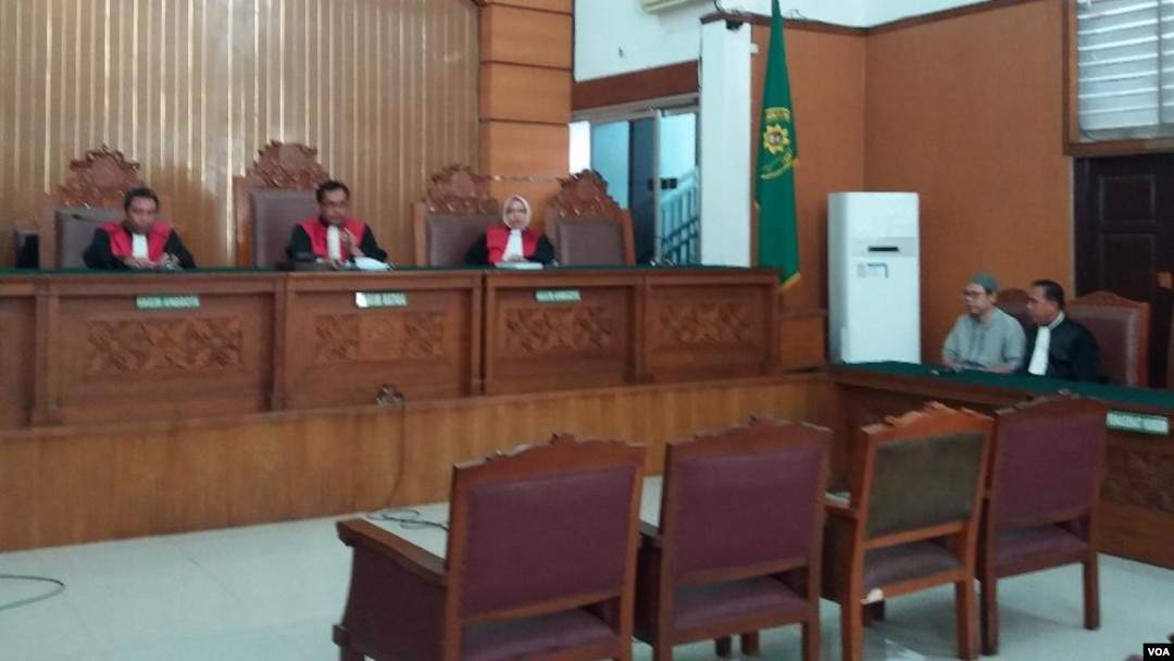 Sidang putusan terhadap Jamaah Ansharud Daulah (JAD) di Pengadilan Negeri jakarta Selatan hari Selasa (31/7). (Foto: VOA/Fathiyah)